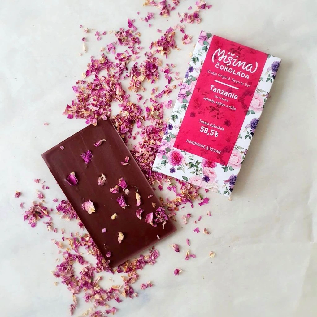 Tmavá čokoláda 58,5% Tanzanie s jahodami, kokosem a růžemi 50g
